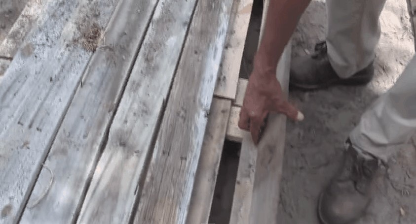 Cover the holes on the pallet