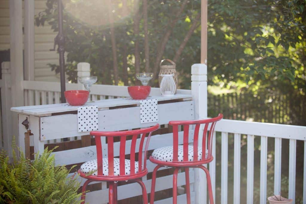 Built-In Pallet Bar For Your Deck 