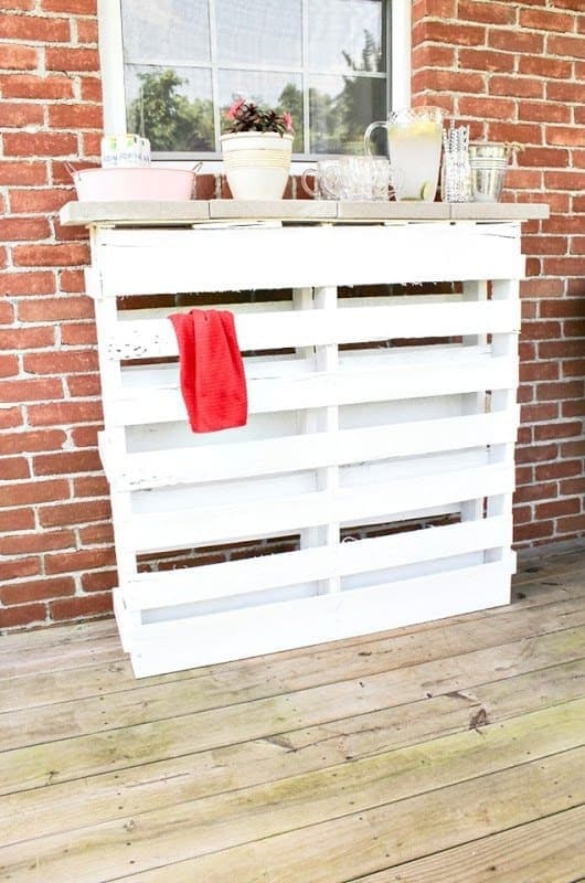 Simple Outdoor Pallet Bar