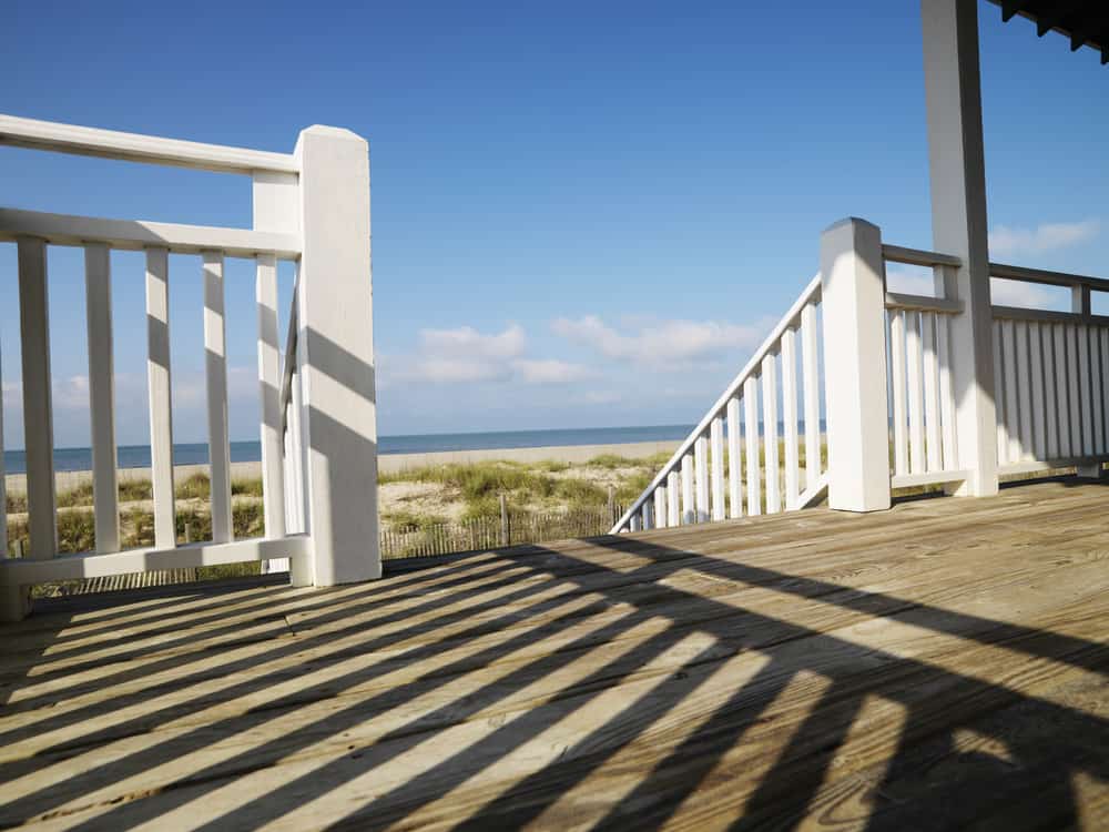 white railing thick posts
