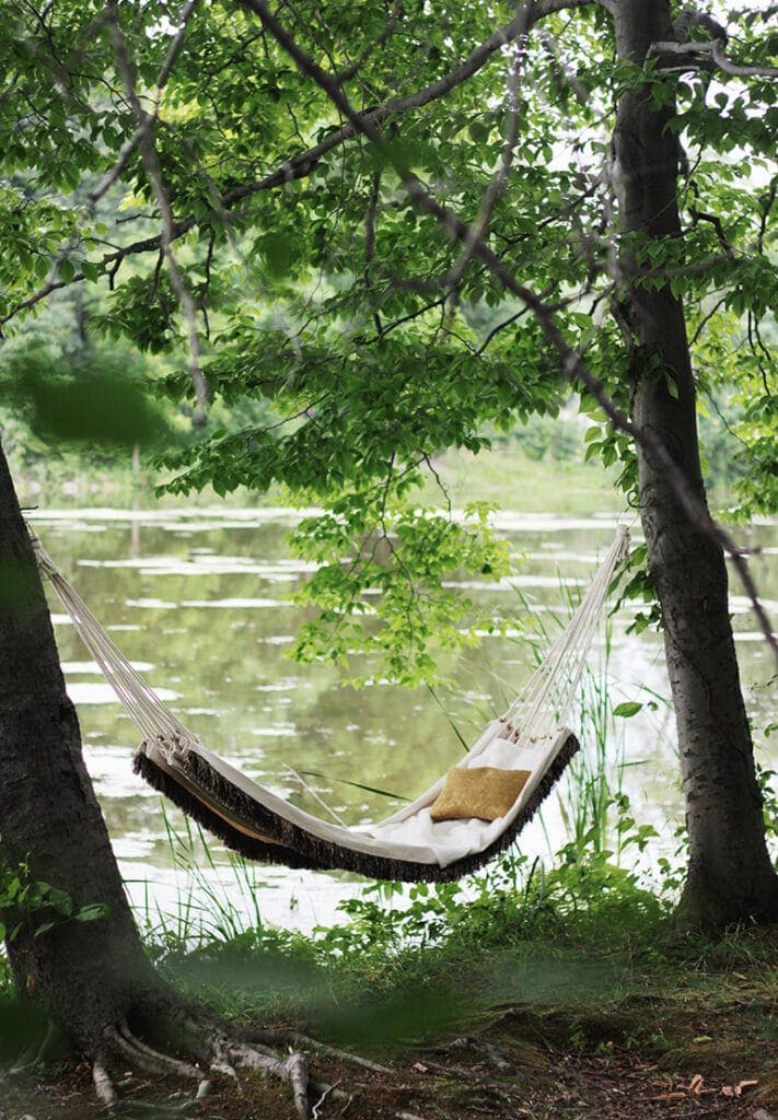 Make Your Own Hammock Dreaming of spending the afternoon resting in a hammock without a care in the world? Guess what, you can make your own hammock with little effort and very few supplies. The hammocks are simple enough you can make several. thesawguy.com